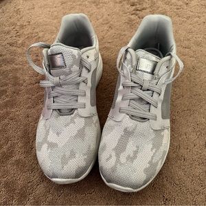 ❤️Avia gray & silver shimmer camo sneakers Sz 8.5 EUC CLEARANCE